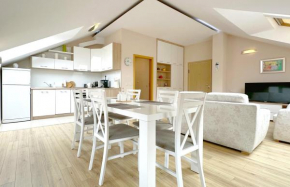 Top-Floor Luxury Apt Old City Views & Free Parking